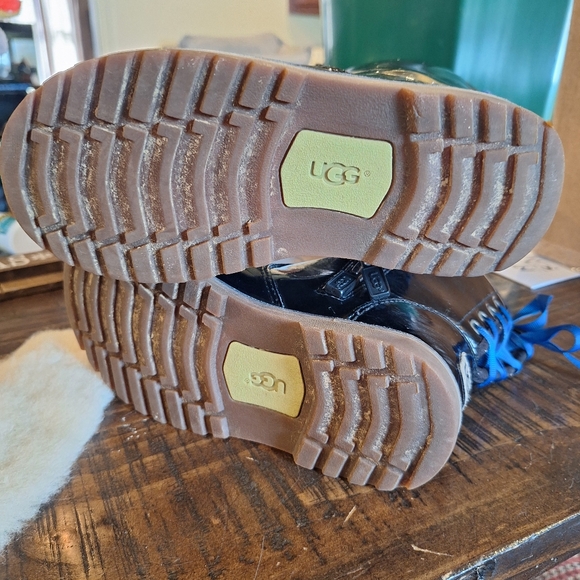 Ugg kids 12 black patent leather - Picture 2 of 6